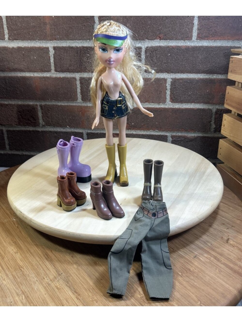Bratz Cloe Doll With 5 Pair boots pants skirt Visor 2001 Vintage Toy